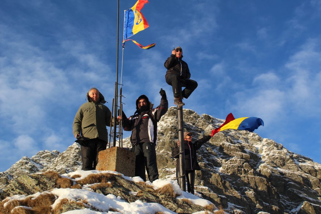 Drapelul României la Cota 2000 Salvamont - Argeș