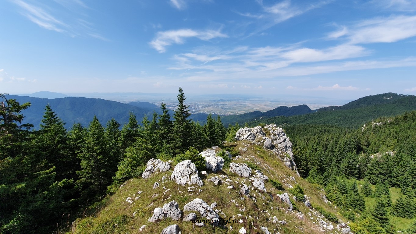 Călători pe potecile din Piatra Mare