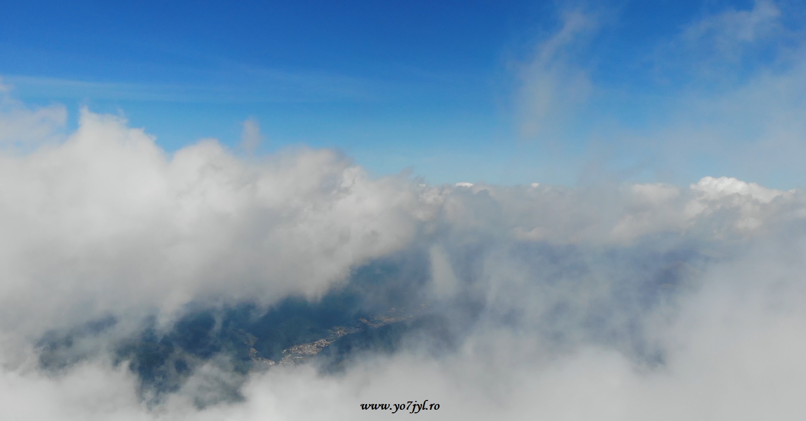 Printre nori spre Monumentul Eroilor de pe Muntele Caraiman