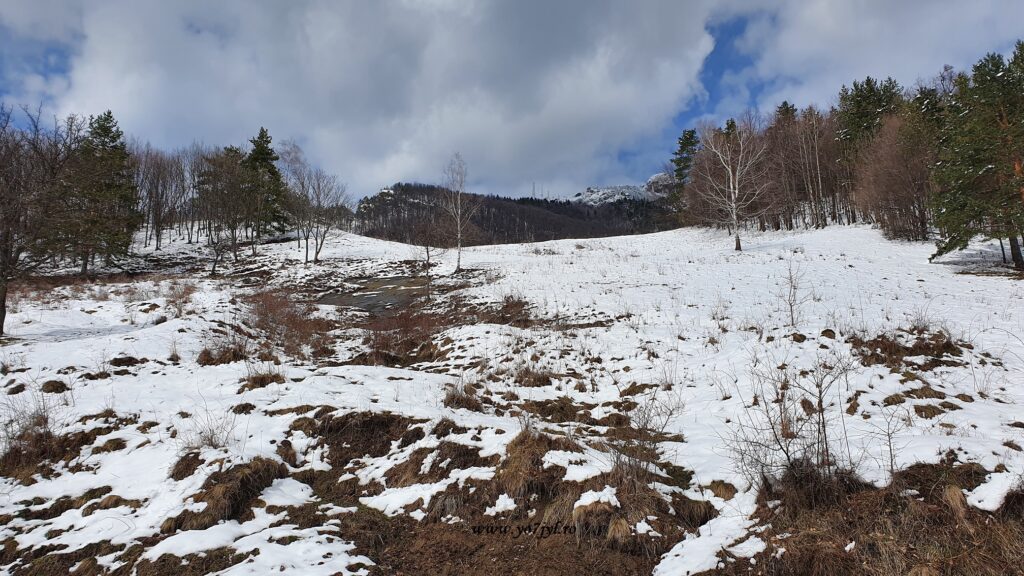 Drumeție prin zăpada din Masivul Cozia