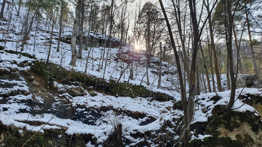 Drumeție prin zăpada din Masivul Cozia